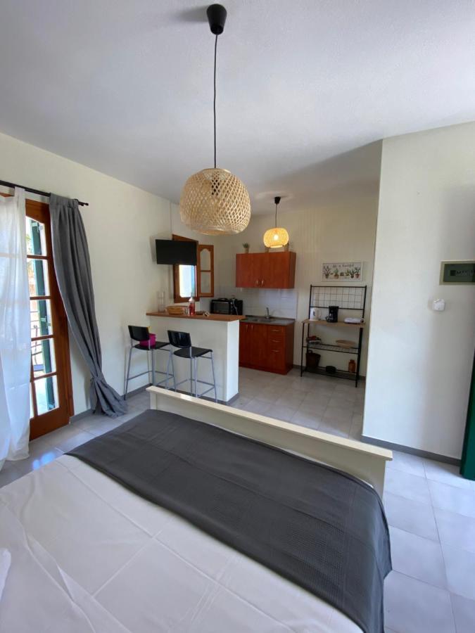Lemon Tree Apartments B C 아르고스톨리온 외부 사진